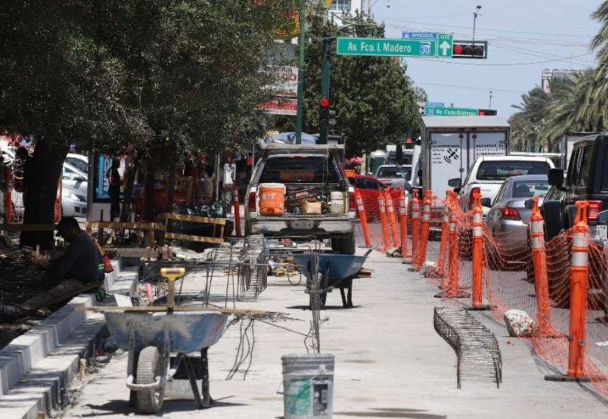 ADRIÁN DE LA GARZA BANQUETAS MONTERREY - Informe Regio