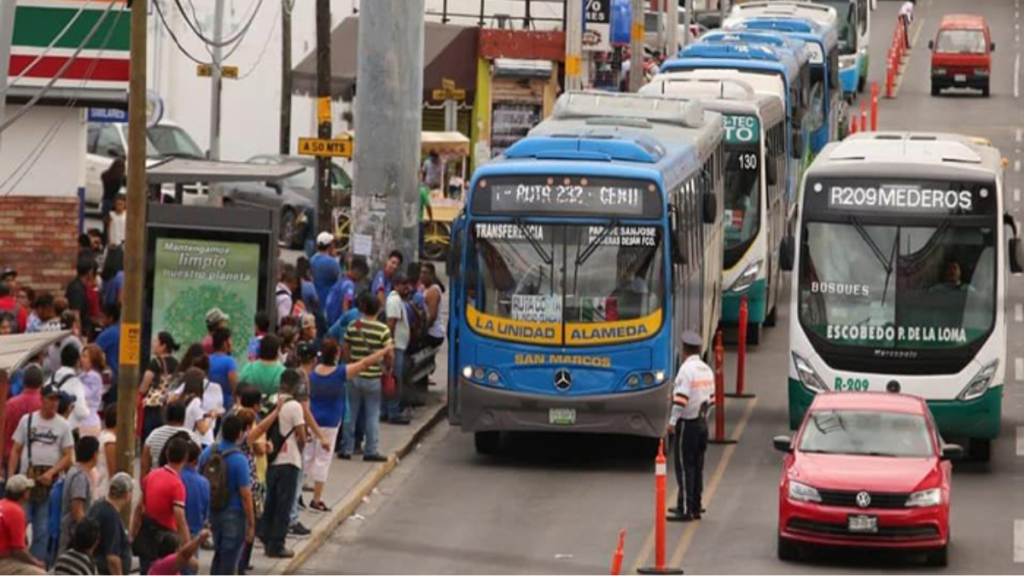 Tráfico afecta automovilistas y usuarios del transporte público. - Informe Regio