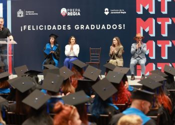 PREPA REGIA MONTERREY 75 GRADUADOS