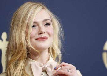 ELLE-FANNING-JUEGOS-DEL-HAMBRE