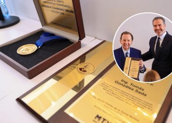 MEDALLA-AL-MÉRITO-EMPRESARIAL-MONTERREY