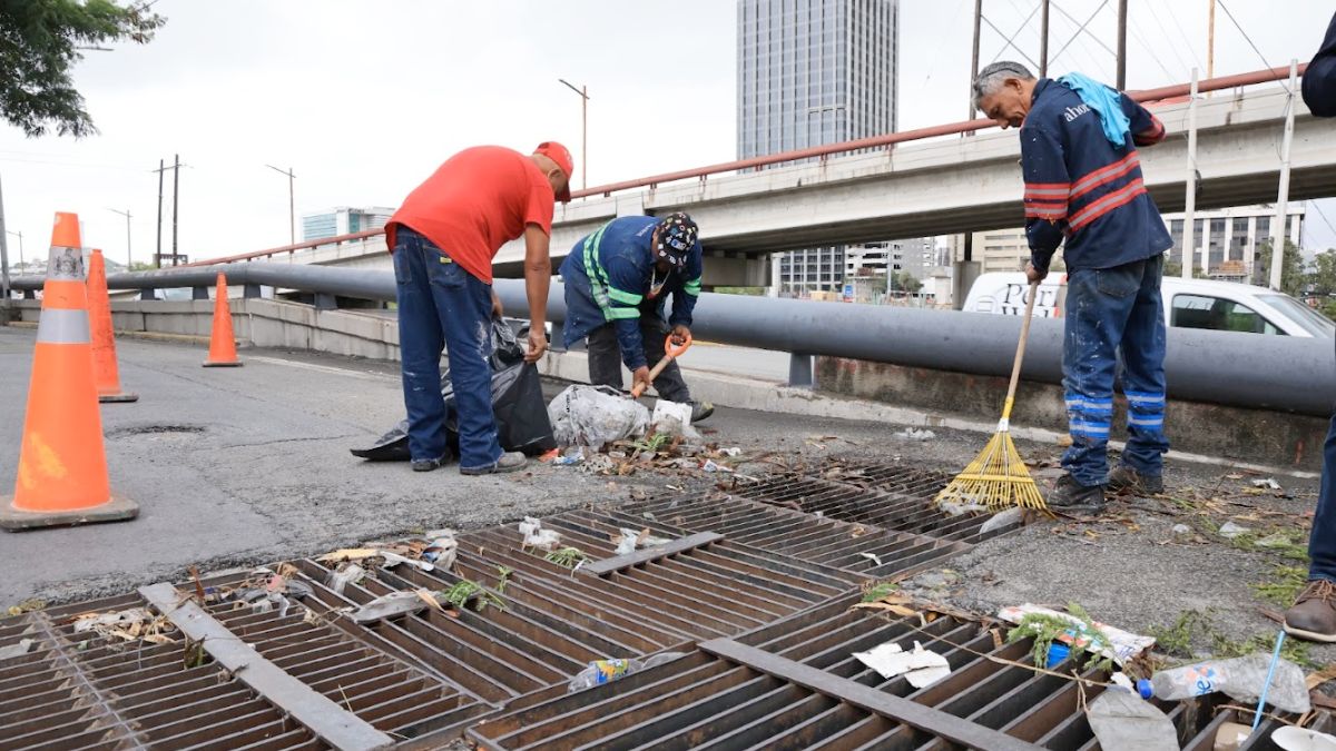 Limpian Rejillas Y Quitan 6 Toneladas De Basura En Monterrey