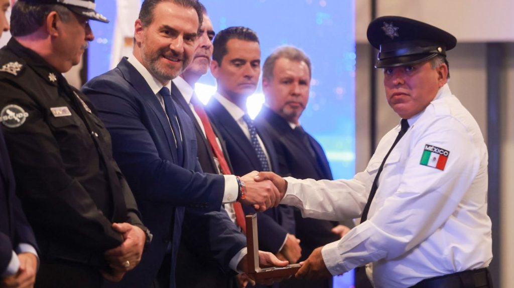 Reconocen a Policías Monterrey, Lealtad, Visión, Ayuda - Informe Regio reconocen a policías monterrey lealtad visión ayuda Informe Regio