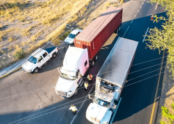 Robo de 10 camiones, violencia en Escobedo, vehículos de carga, investigación abierta