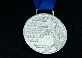 Medalla Mauricio Fernández, hijos de Mauricio, ceremonia en Congreso, cultura y arte, orgullo familiar