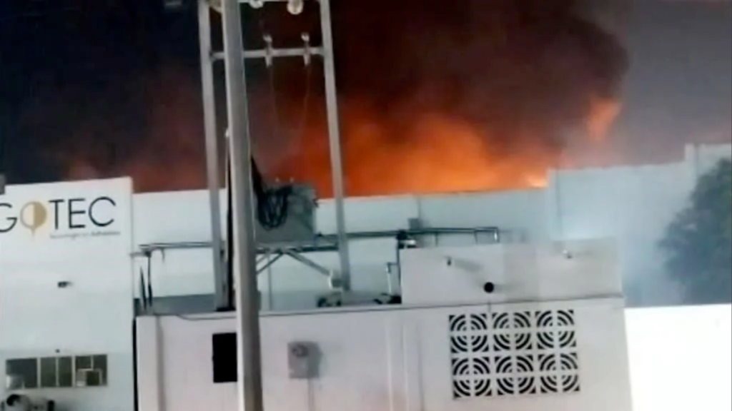 Incendio En Empresa De Escobedo - Informe Regio Incendio en empresa de Escobedo Protección Civil Bomberos Nuevo León trabajadores evacuados empresa Gotec adhesivos industriales Escobedo