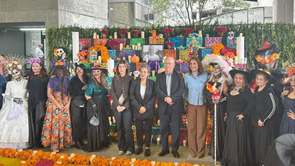 Homenaje a Mauricio Fernández - Informe Regio Homenaje a Mauricio Fernández Congreso de Nuevo León altar de muertos Mauricio Fernández Garza San Pedro Garza García