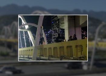 Policía De Monterrey Evita Que Mujer Se Lance Del Puente Del Papa - Informe Regio - Informe Regio PUENTE DEL PAPA MONTERREY Informe Regio