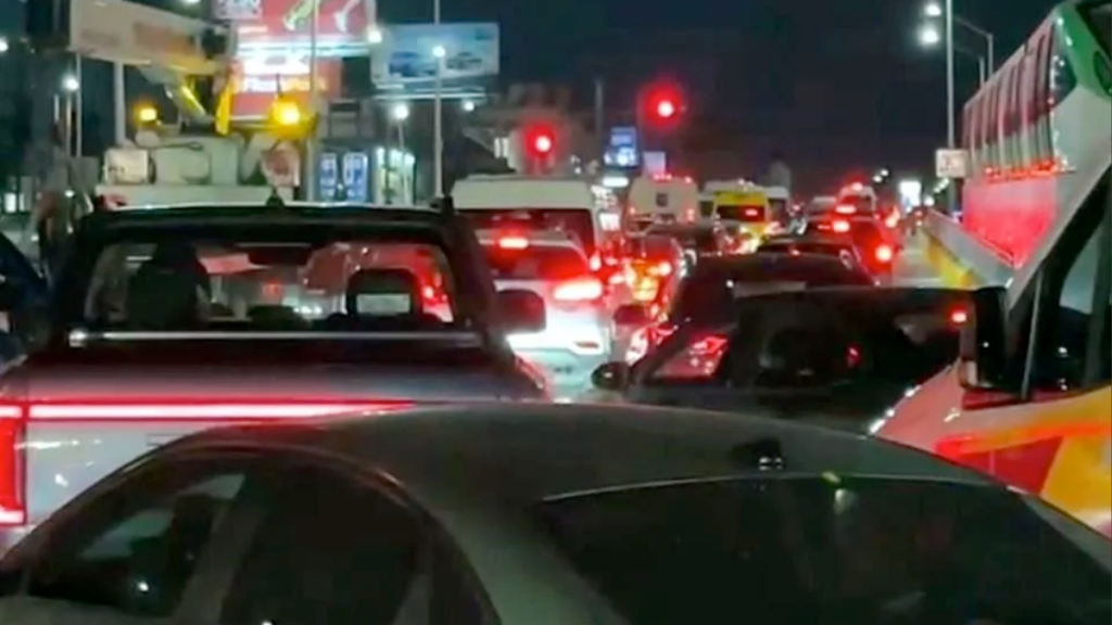 caos vial choque Aeropuerto de Monterrey tráiler