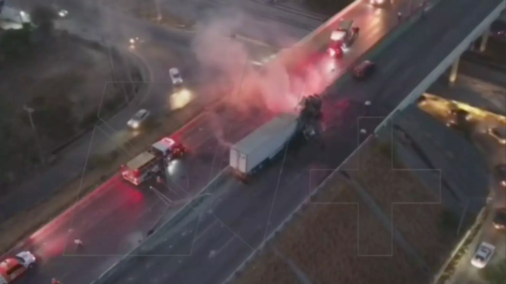 caos vial choque Aeropuerto de Monterrey tráiler