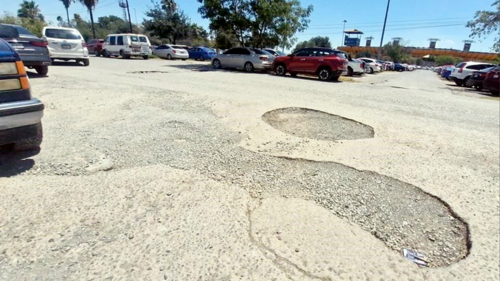 baches en el Universitario estacionamiento promesas crecen los baches falta de mantenimiento