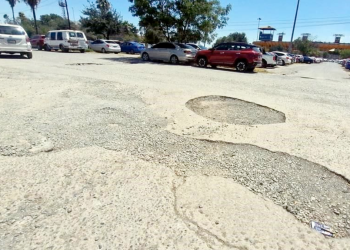baches en el Universitario estacionamiento promesas crecen los baches falta de mantenimiento   Informe Regio