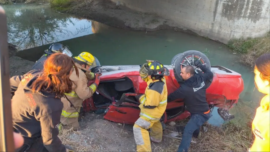 volcadura en Cadereyta cuerpos auxilio libramiento oriente tres lesionados accidente vial