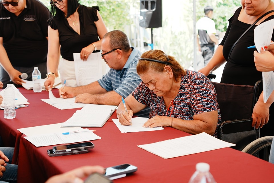 Familias Reciben Escrituras - Informe Regio Familias reciben escrituras García Nuevo León viviendas legalizadas gobierno municipal certeza jurídica