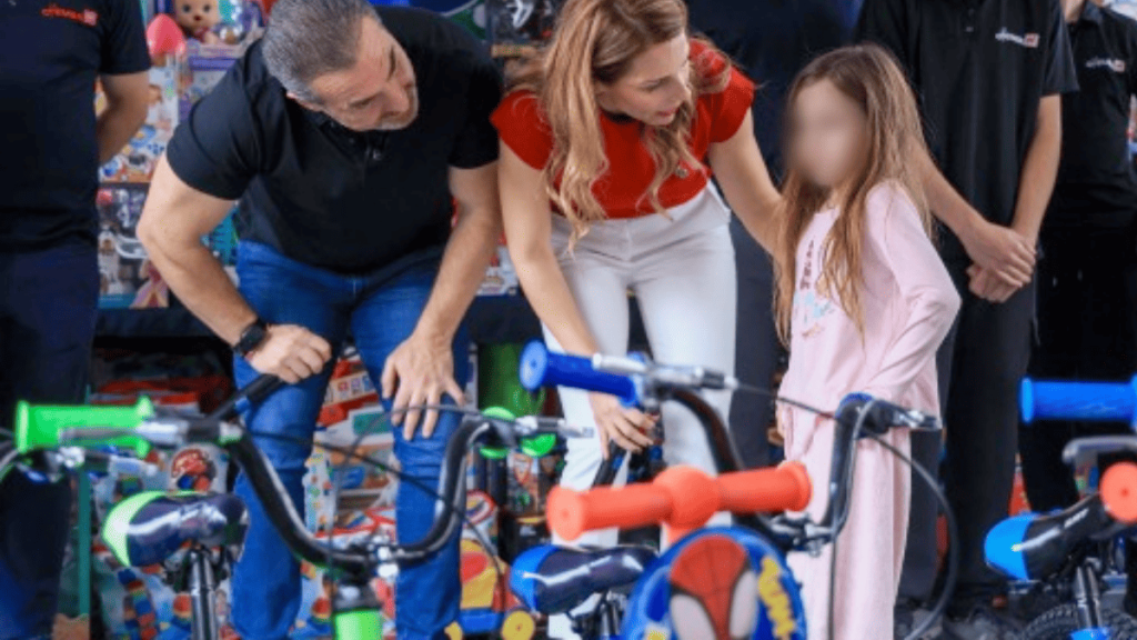 entrega de juguetes apoyo social DIF Monterrey Cerro del Topo Chico Navidad