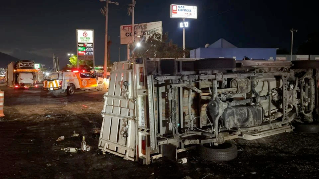 accidentes en carretera cierre vial carga pesada carretera a Saltillo tráiler