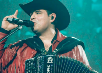 Alfredo Olivas - Informe Regio Alfredo Olivas escenarios Plaza Toros Vivo Tour música regional Music Vibe Informe Regio