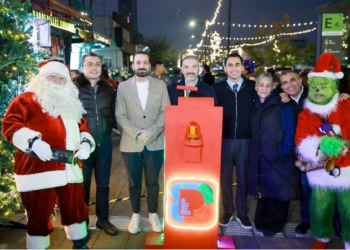 Encendido Del Pino Navideño - Informe Regio encendido del pino navideño San Pedro Centrito Valle celebraciones decembrinas Mauricio Farah iluminación navideña Informe Regio