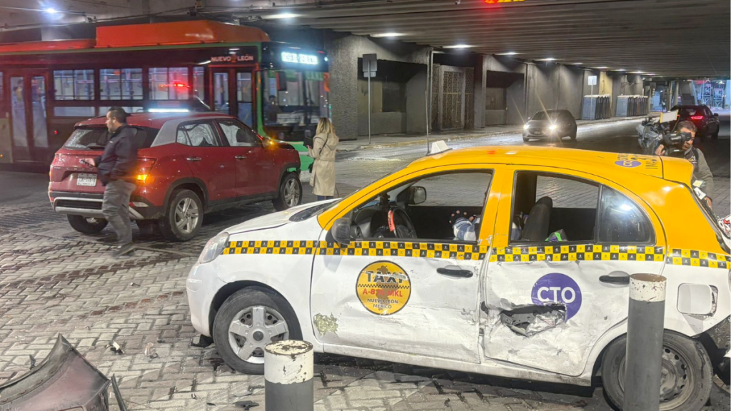 camión impactado por tren Escobedo Nuevo León carretera a Monclova Protección Civil accidente vial