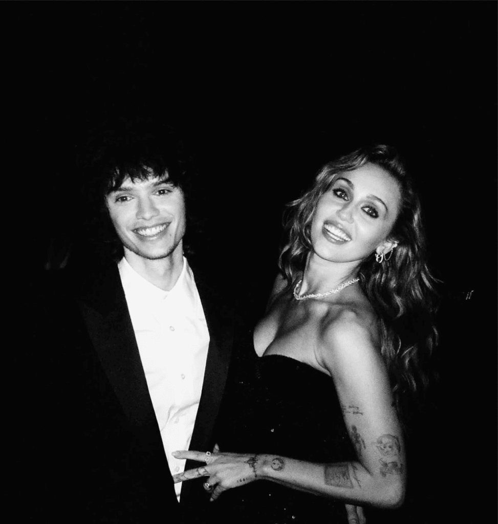 Miley Cyrus se compromete Maxx Morando relación comprimiso