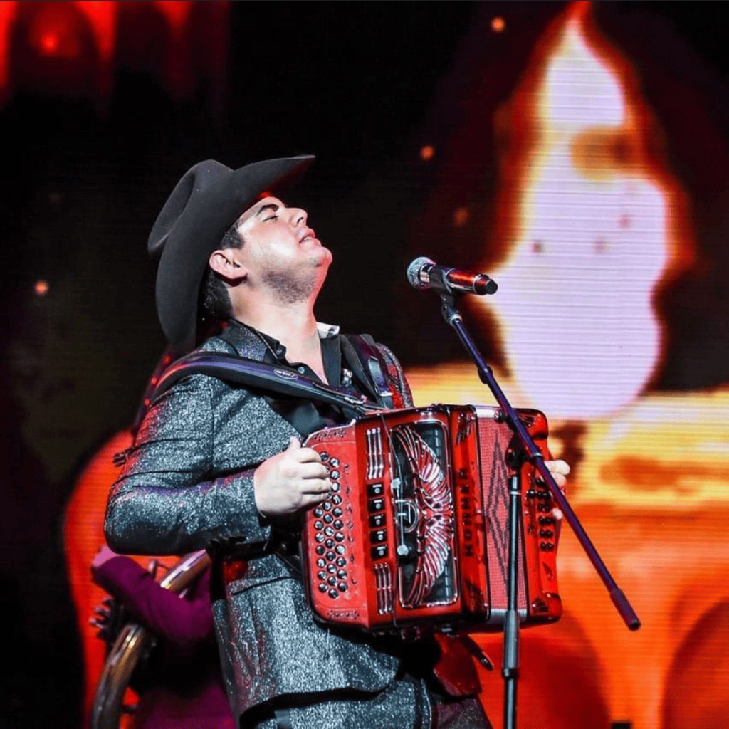 Alfredo Olivas escenarios Plaza Toros Vivo Tour música regional Music Vibe