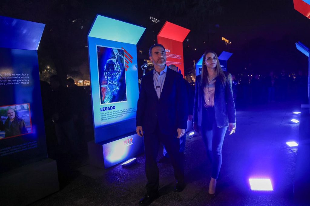 Escultura Mundialista - Informe Regio escultura mundialista Adrián de la Garza Monterrey Limpio Plaza Zaragoza reciclaje urbano