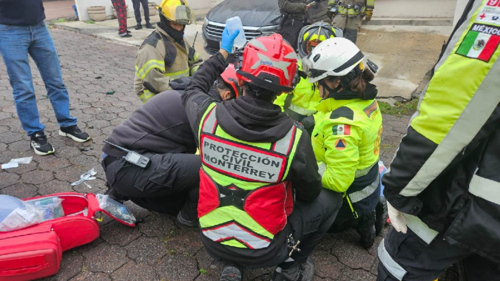 Explosión de gas en Cumbres quinto sector Monterrey deja a un hombre de 52 años gravemente lesionado con quemaduras y daños en su vivienda