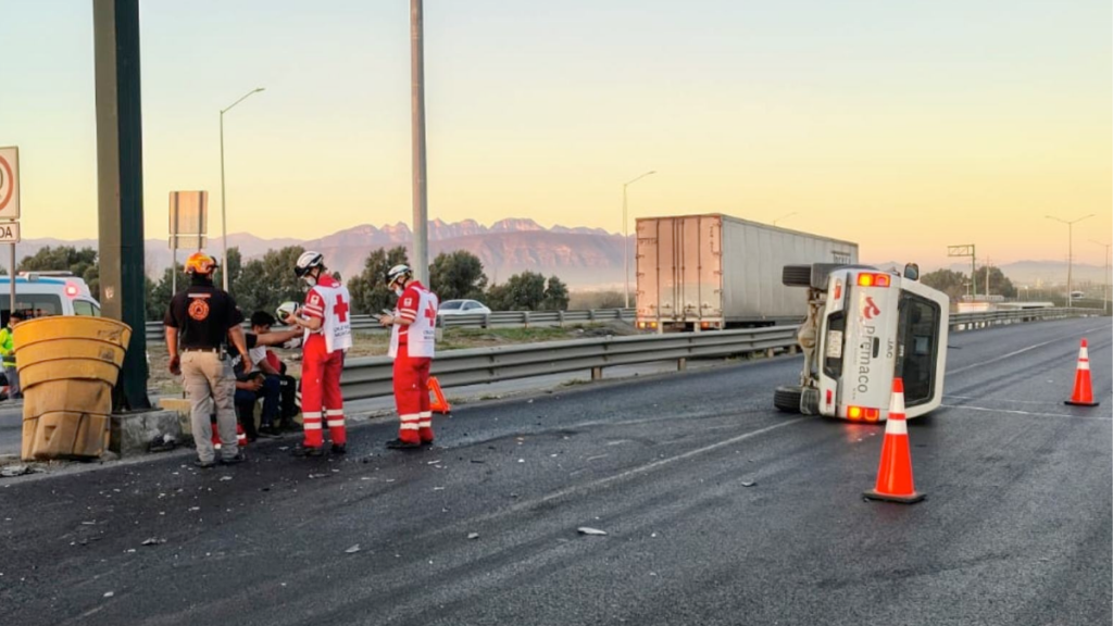 accidente en escobedo camioneta volcada ambulancia proteccion civil