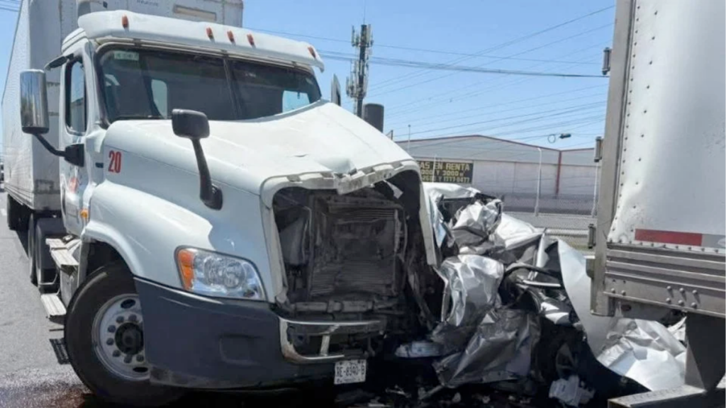 Accidente en Carretera a Laredo persona prensada choque múltiple protección civil