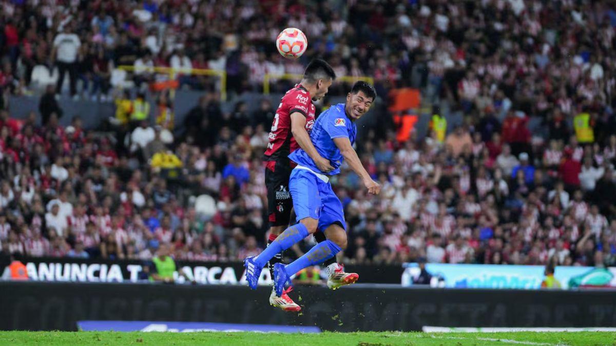 Alarma elea campal entre aficionados de Chivas y Atlas