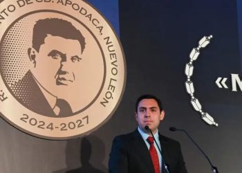 ESCOBEDO MEDALLA RECTOR DE LA UANL   Informe Regio