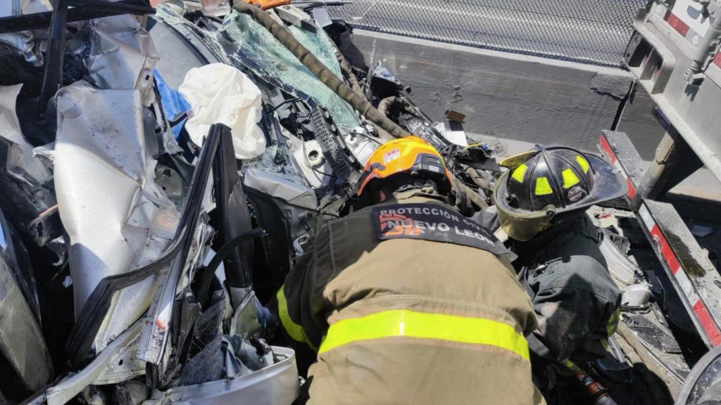 Accidente en Carretera a Laredo persona prensada choque múltiple protección civil