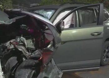 Two cars are involved in a collision a black sedan with major front end damage and a gray SUV with its door open nearby   Informe Regio