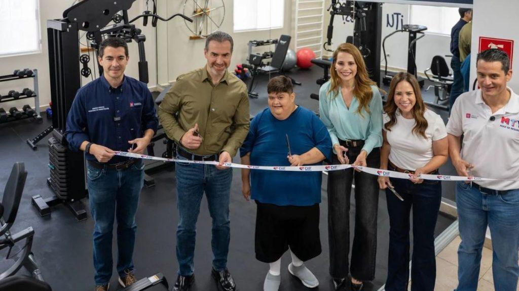 Six people in a gym cut a ribbon for a grand opening with weight machines and exercise gear in the background   Informe Regio