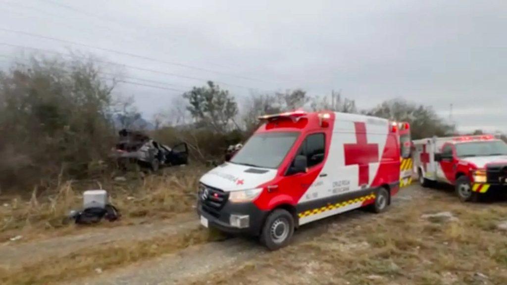 fotografía de ambulancia sobre  accidente en volcadura en Montemorelos