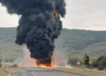 incendio de pipa en plena carretera nacional en Montemorelos   Informe Regio