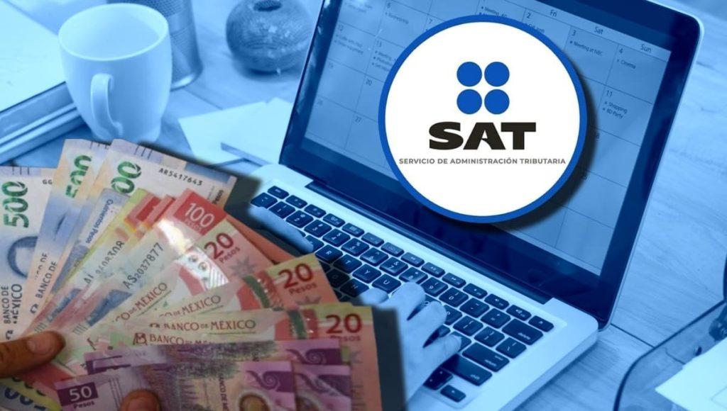 Persona revisando sitio del SAT en computadora para realizar declaración anual