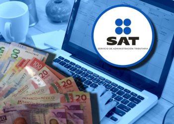 Como-saber-si-el-sat-te-debe-dinero - Informe Regio Persona revisando sitio del SAT en computadora para realizar declaración anual Informe Regio
