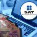 Persona revisando sitio del SAT en computadora para realizar declaración anual   Informe Regio