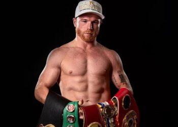 Fotografía de Canelo Álvarez sosteniendo los cinturones que ha ganado como boxeador y posando en un fondo negro   Informe Regio