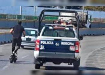 Mujer captada en scooter en medio de la Ecovía de Guadalupe en Nuevo León   Informe Regio