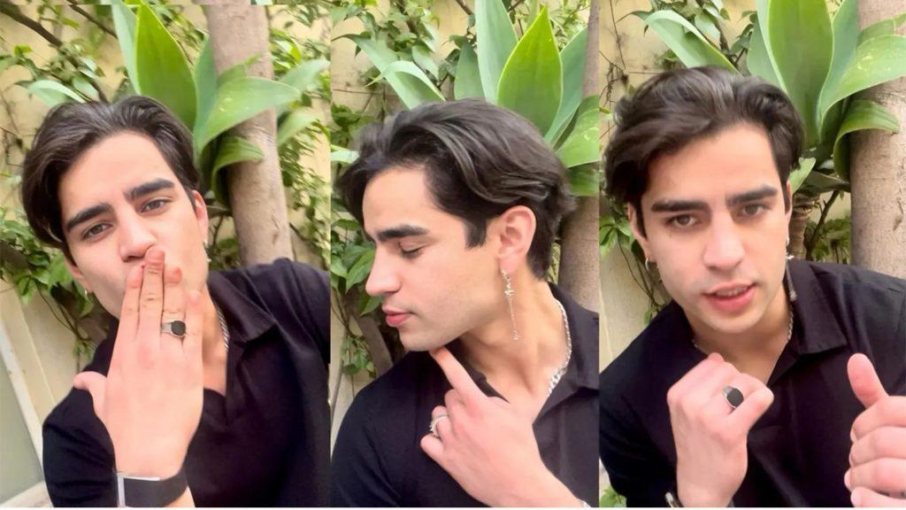 Aaron Mercury carismático tomándose selfies