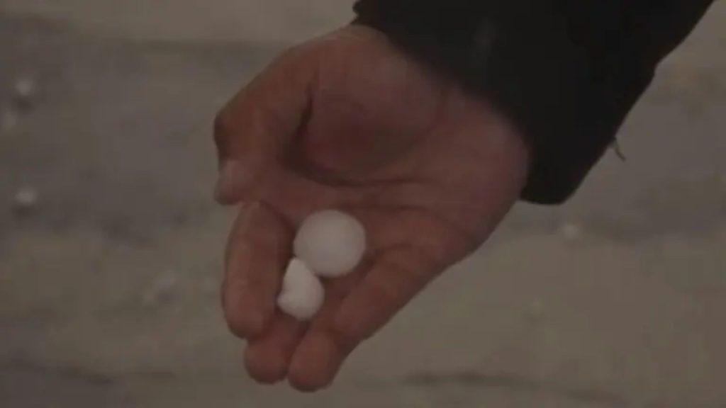 Mano sosteniendo dos bolitas de granizo de gran tamaño 