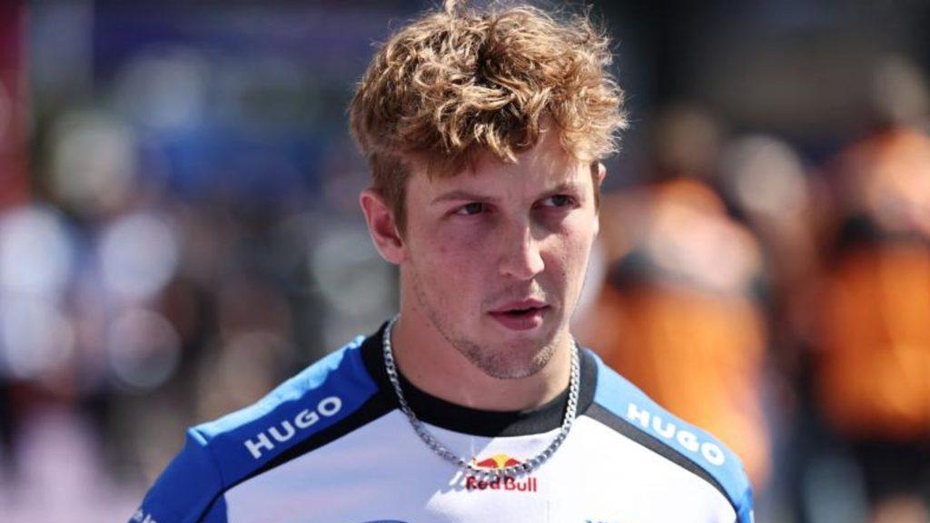 Rivalidad-de-liam-lawson-y-checo-perez-en-f1 - Informe Regio Hombre rubio con playera deportiva y fondo difuminado Informe Regio