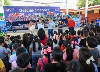 dif monterrey 10 mil juguetes   Informe Regio