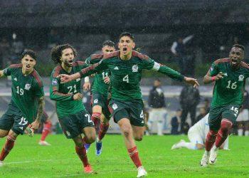 Group of soccer players in green uniforms celebrate a goal on a rainy pitch arms outstretched and smiles wide   Informe Regio