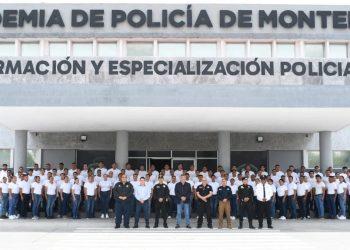 Group photo of police academy recruits and instructors standing in front of a training center with signs reading Formación y Especialización Policial above the entrance   Informe Regio