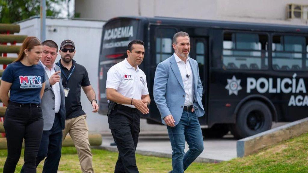 Adrián-de-la-garza-policía-academia-de-policía - Informe Regio Group of professionals walking outside a police bus discussing as they head toward the camera Informe Regio