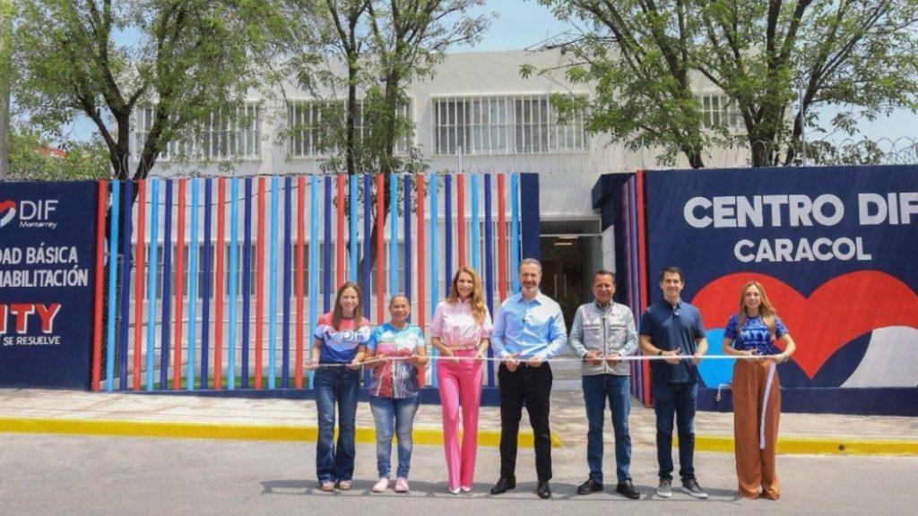 Eight people stand in a line cutting a ribbon in front of a community center facade labeled Centro DIF Caracol during a ceremony   Informe Regio