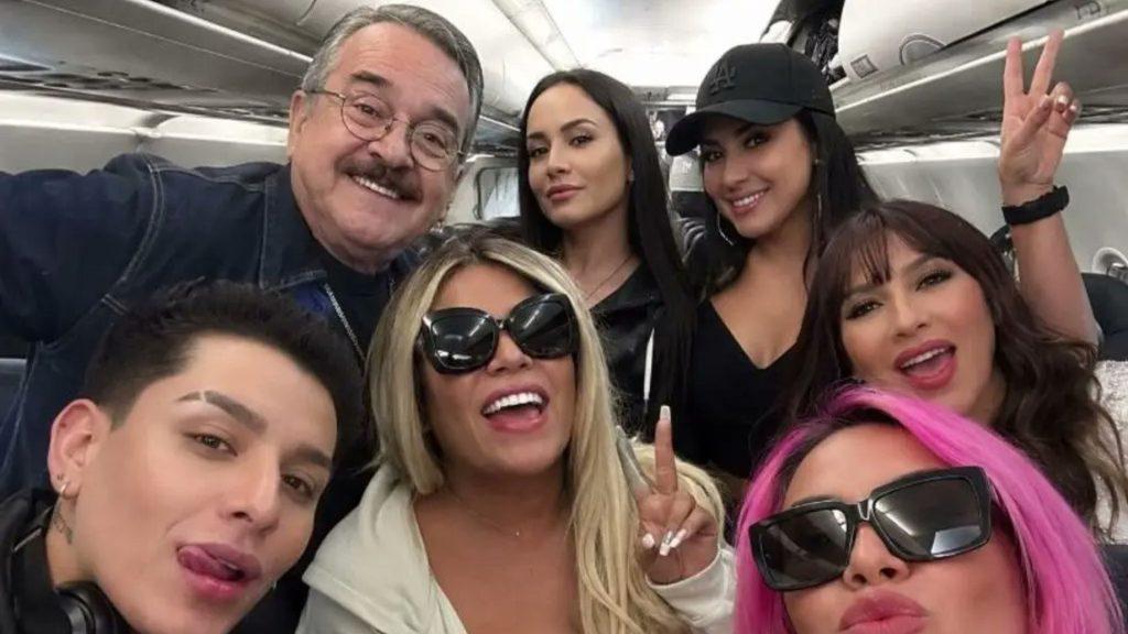 Influencers-mexicanos-en-avion - Informe Regio Group of friends taking a selfie on an airplane smiling at the camera some wear sunglasses one shows a peace sign and a person with pink hair is in the foreground Informe Regio